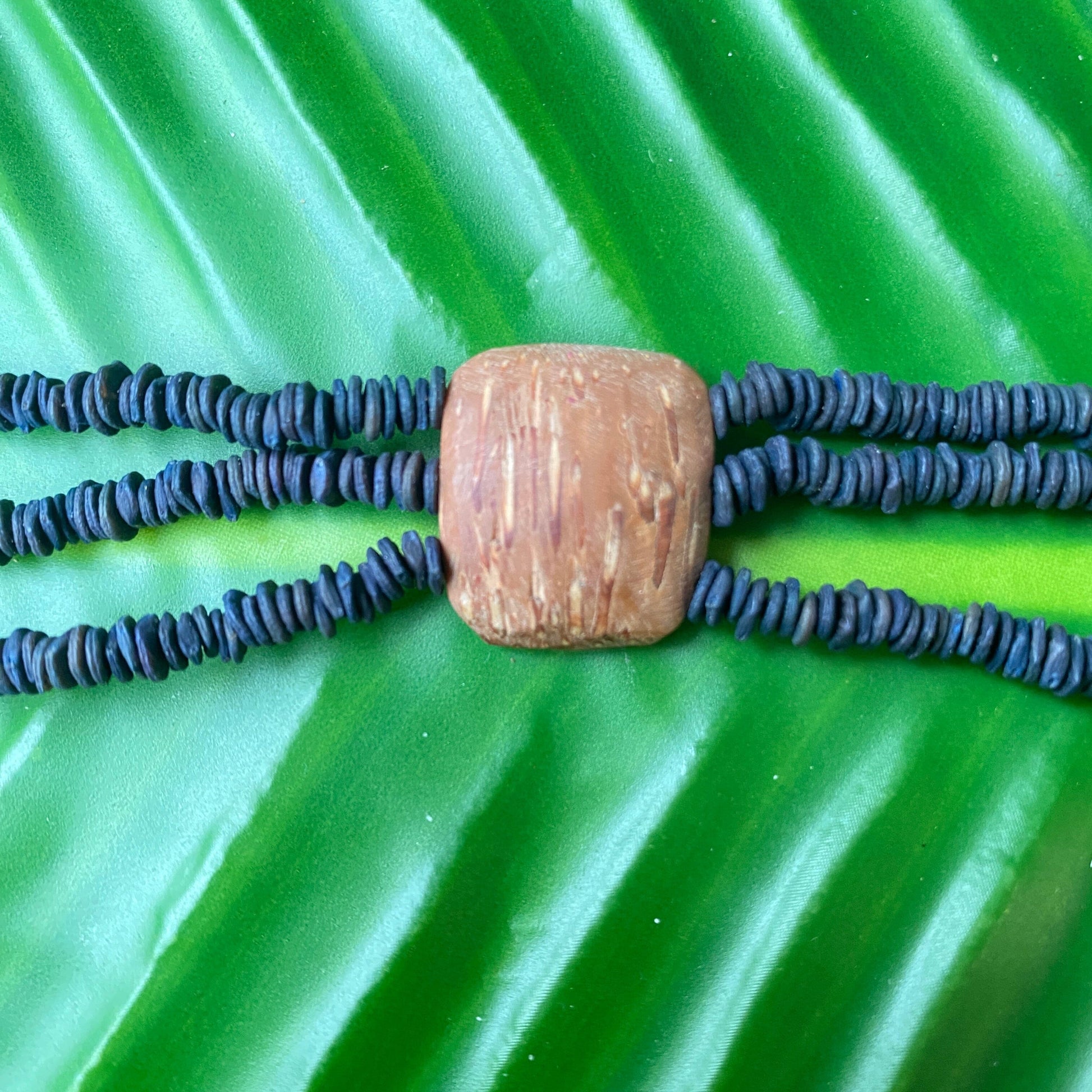 Bracelet graines morototo bleu foncé 3 lignes et noix - Communauté Jamaraqua Bracelet Communauté Jamaraqua, située sur la rive du fleuve Tapajos, état du Para. 