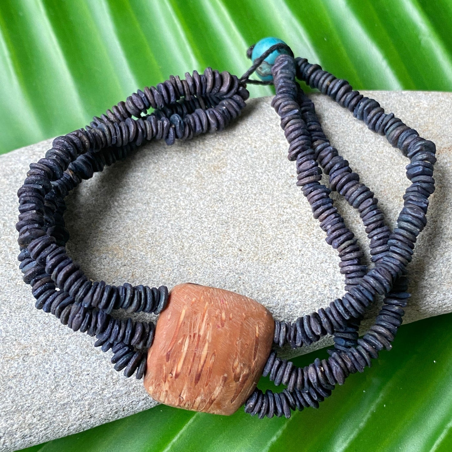 Bracelet graines morototo bleu foncé 3 lignes et noix - Communauté Jamaraqua Bracelet Communauté Jamaraqua, située sur la rive du fleuve Tapajos, état du Para. 