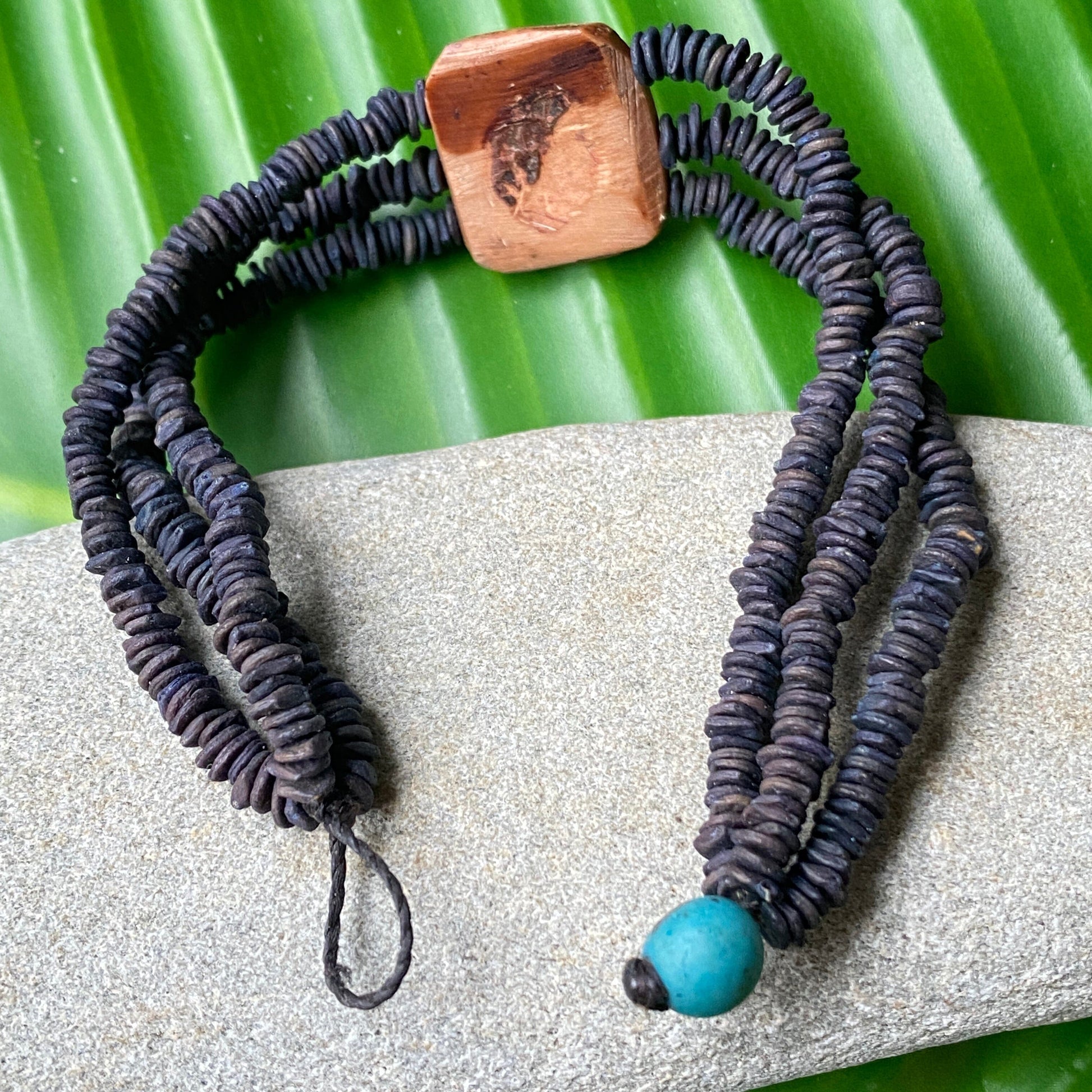 Bracelet graines morototo bleu foncé 3 lignes et noix - Communauté Jamaraqua Bracelet Communauté Jamaraqua, située sur la rive du fleuve Tapajos, état du Para. 