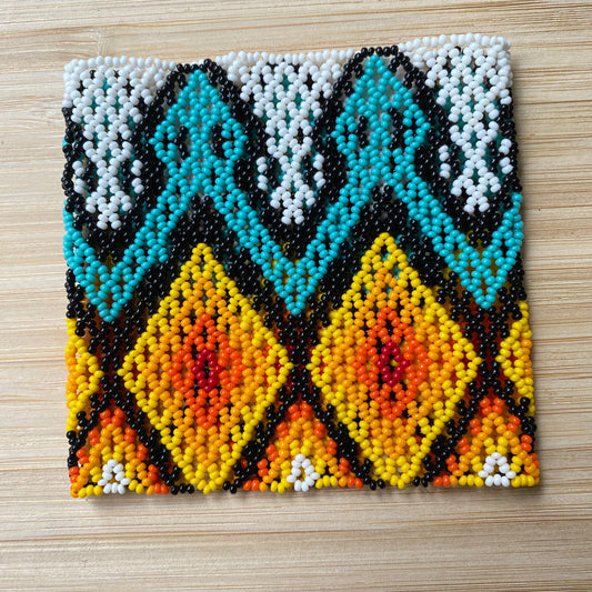 Bracelet miçanga - bleu et blanc losange jaune - Ethnie Kamayura Bracelet Ethnie Kamayura, localisée dans le Parc Indigène du Xingu dans l' état du Mato Grosso au Centre-Ouest du Brésil. 