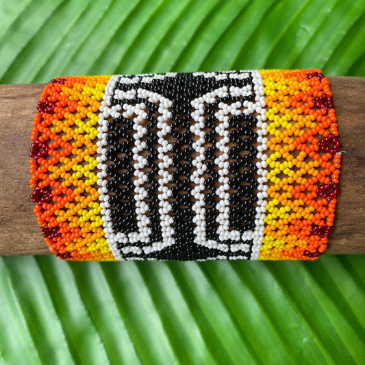 Bracelet miçanga - noir et blanc bord jaune - Ethnie Kamayura Bracelet Ethnie Kamayura, localisée dans le Parc Indigène du Xingu dans l' état du Mato Grosso au Centre-Ouest du Brésil. 