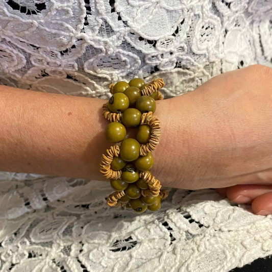 Bracelet morototo et açai vert - Ethnie Pataxo Bracelet Ethnie Pataxo, localisée dans l'état de Bahia à l'Est du Brésil. 