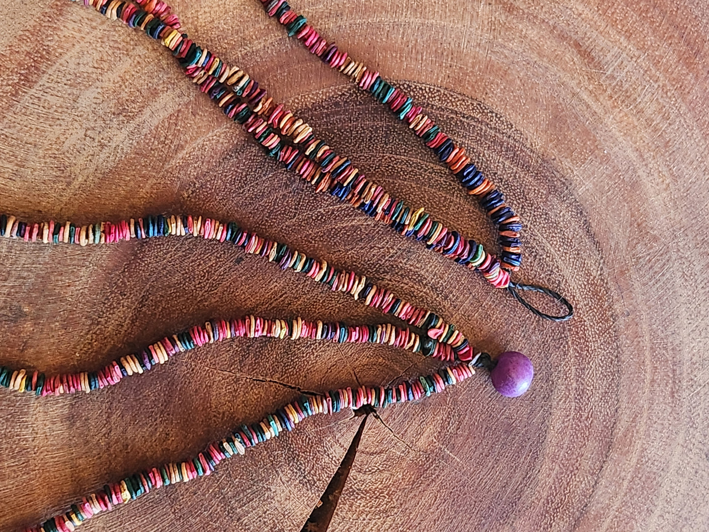 Collier de graines de morototo multicolores 3 lignes et fermeture açai violet - Communauté Jamaraqua