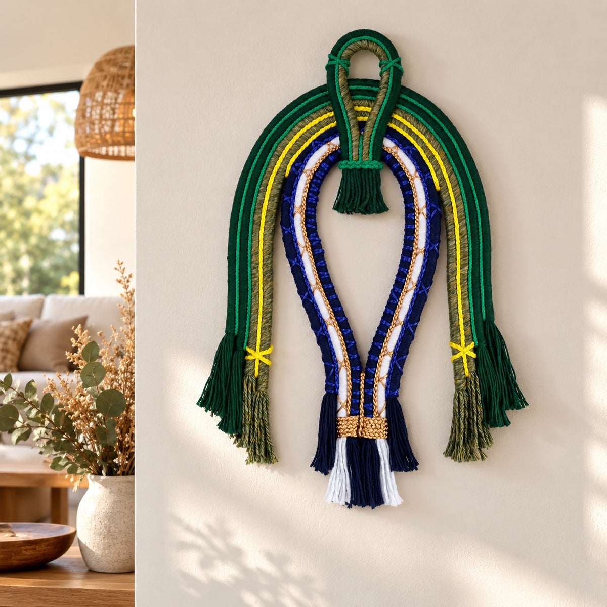Cocar textile de Lali Amorim accroché au mur dans un intérieur contemporain