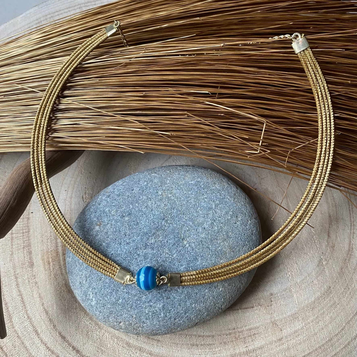 Collier Capim Dourado 4 lignes - pierre agate bleue Collier Artisan local travaillant le Capim Dourado dans l'état du Tocantins au centre-est du Brésil 