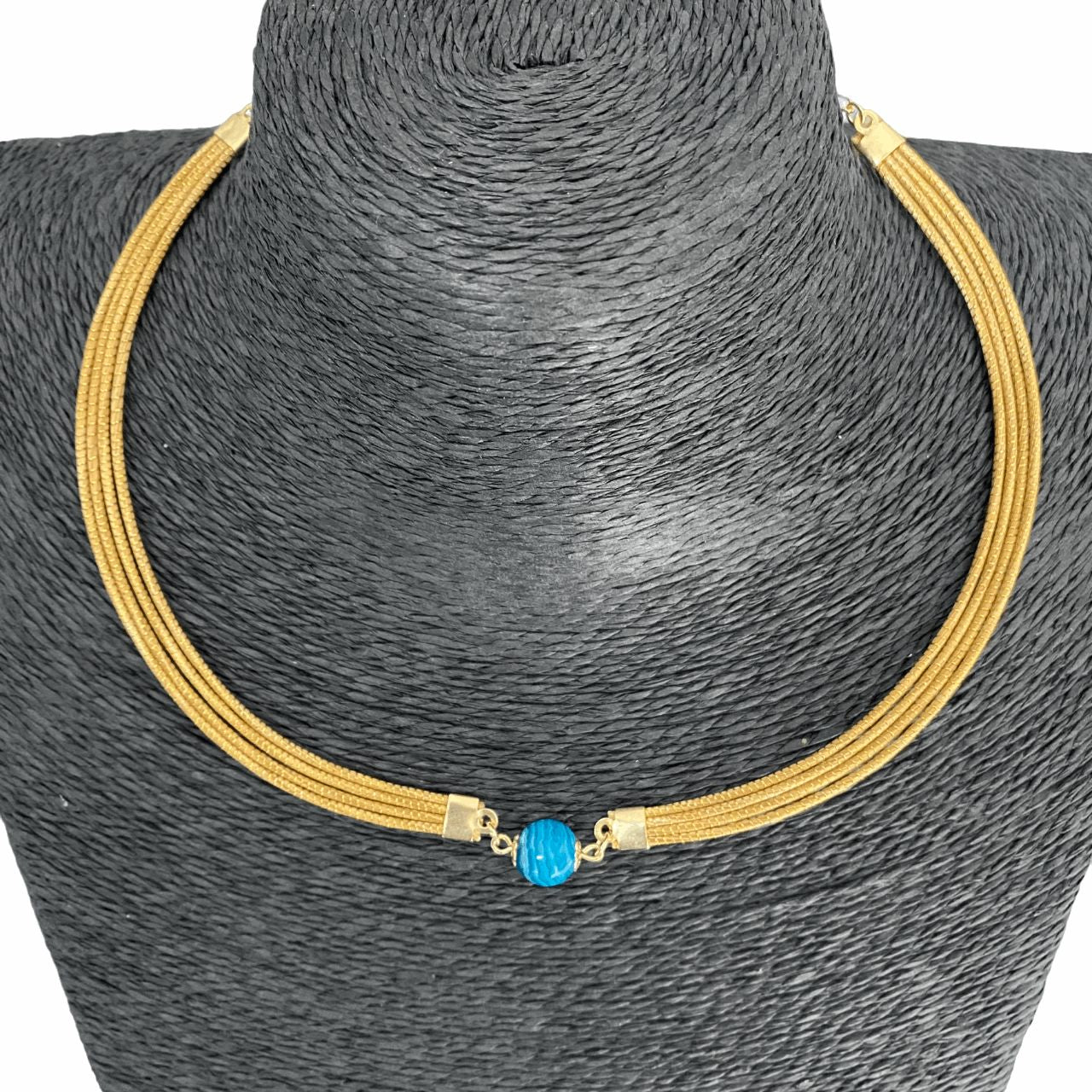 Collier Capim Dourado 4 lignes - pierre agate bleue Collier Artisan local travaillant le Capim Dourado dans l'état du Tocantins au centre-est du Brésil 