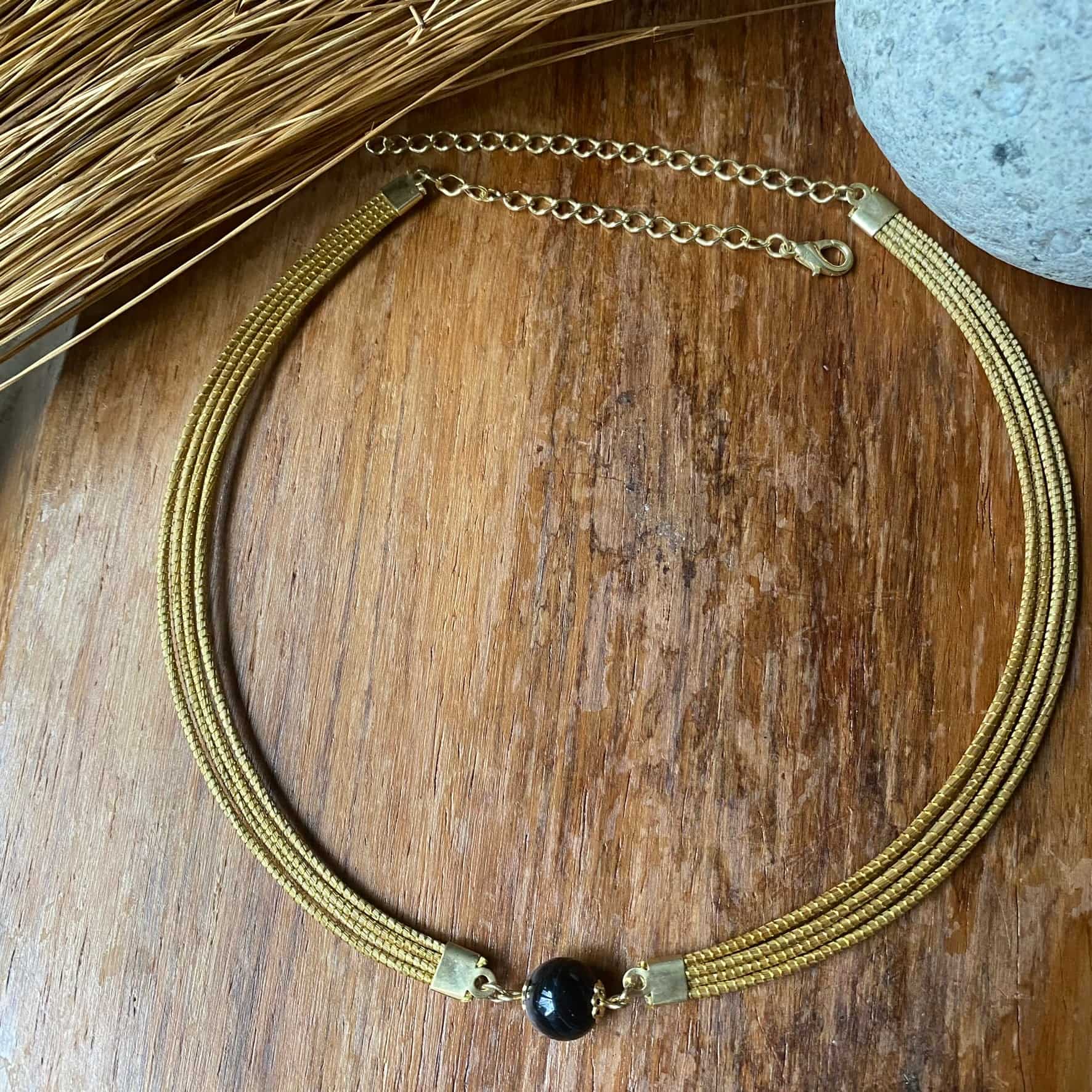 Collier Capim Dourado 4 lignes - pierre naturelle agate noire Collier Artisan local travaillant le Capim Dourado dans l'état du Tocantins au centre-est du Brésil 