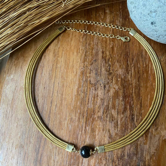 Collier Capim Dourado 4 lignes - pierre naturelle agate noire Collier Artisan local travaillant le Capim Dourado dans l'état du Tocantins au centre-est du Brésil 
