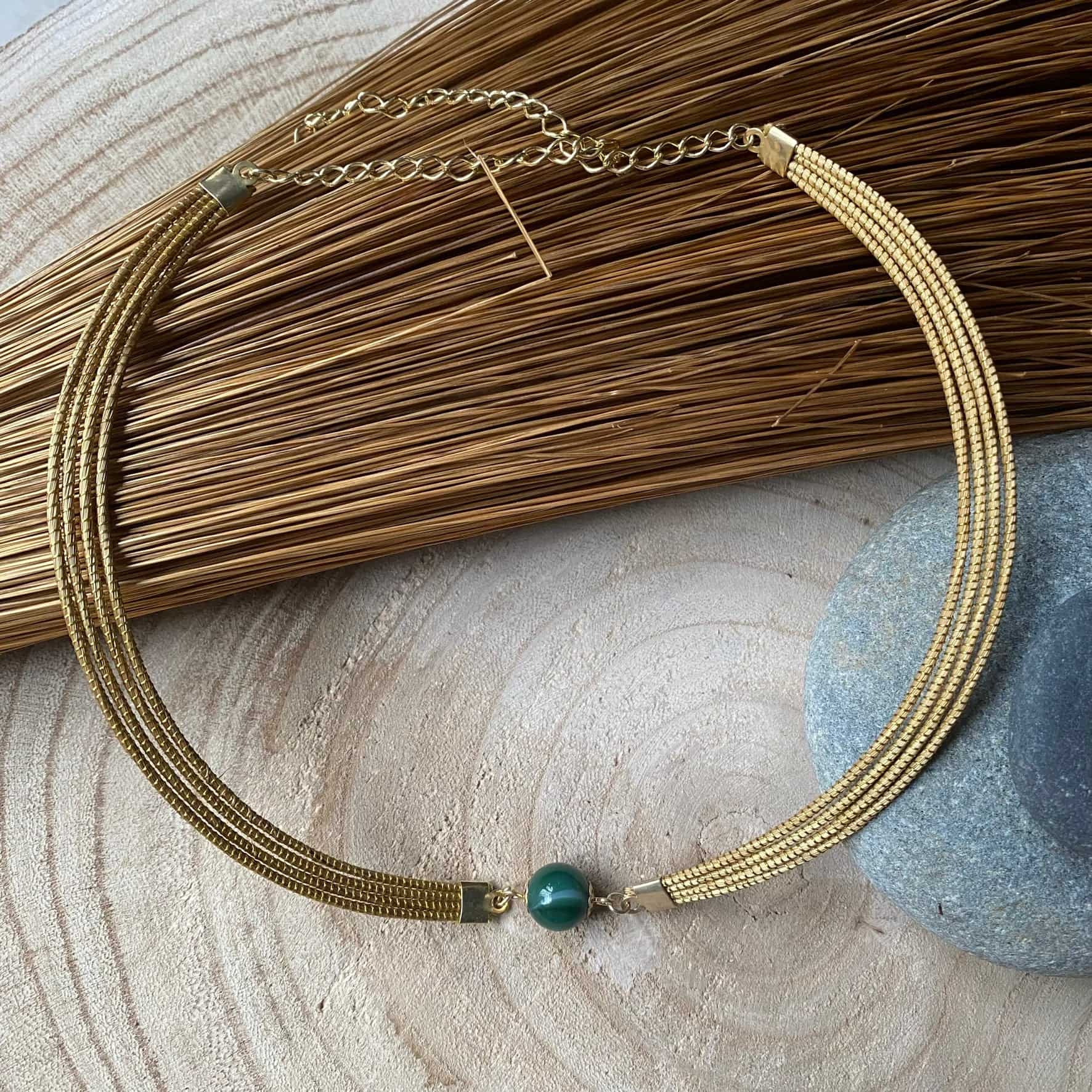 Collier Capim Dourado 4 lignes - pierre naturelle agate verte Collier Artisan local travaillant le Capim Dourado dans l'état du Tocantins au centre-est du Brésil 