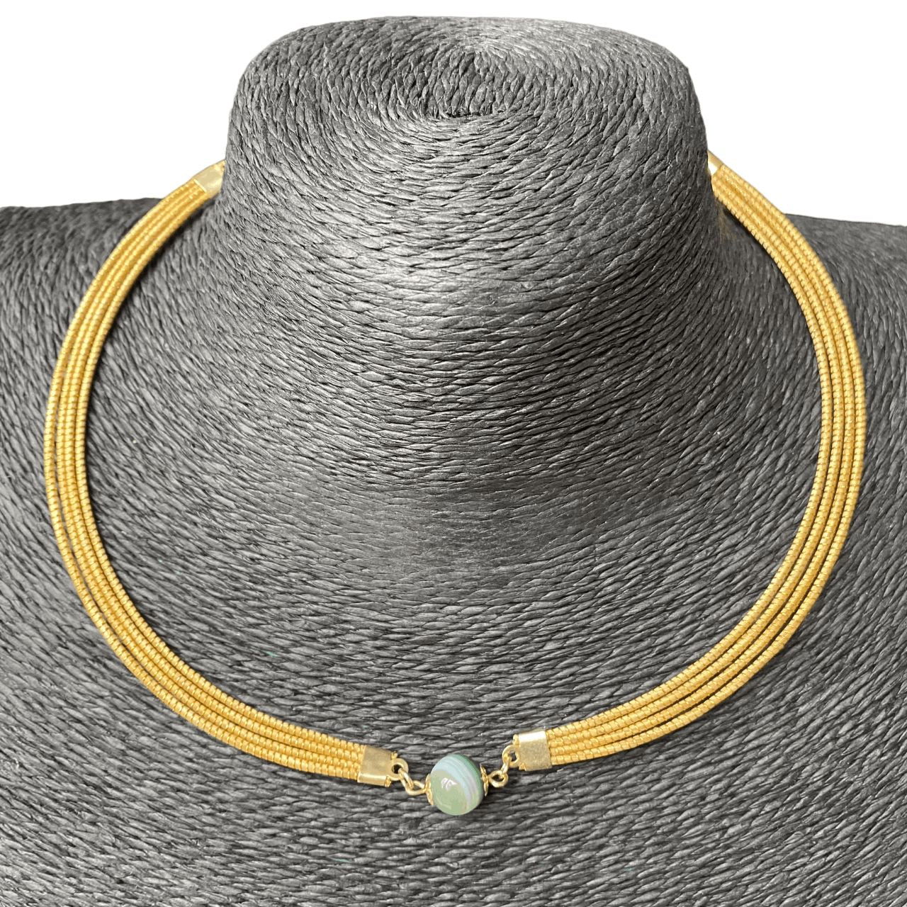 Collier Capim Dourado 4 lignes - pierre naturelle agate verte Collier Artisan local travaillant le Capim Dourado dans l'état du Tocantins au centre-est du Brésil 