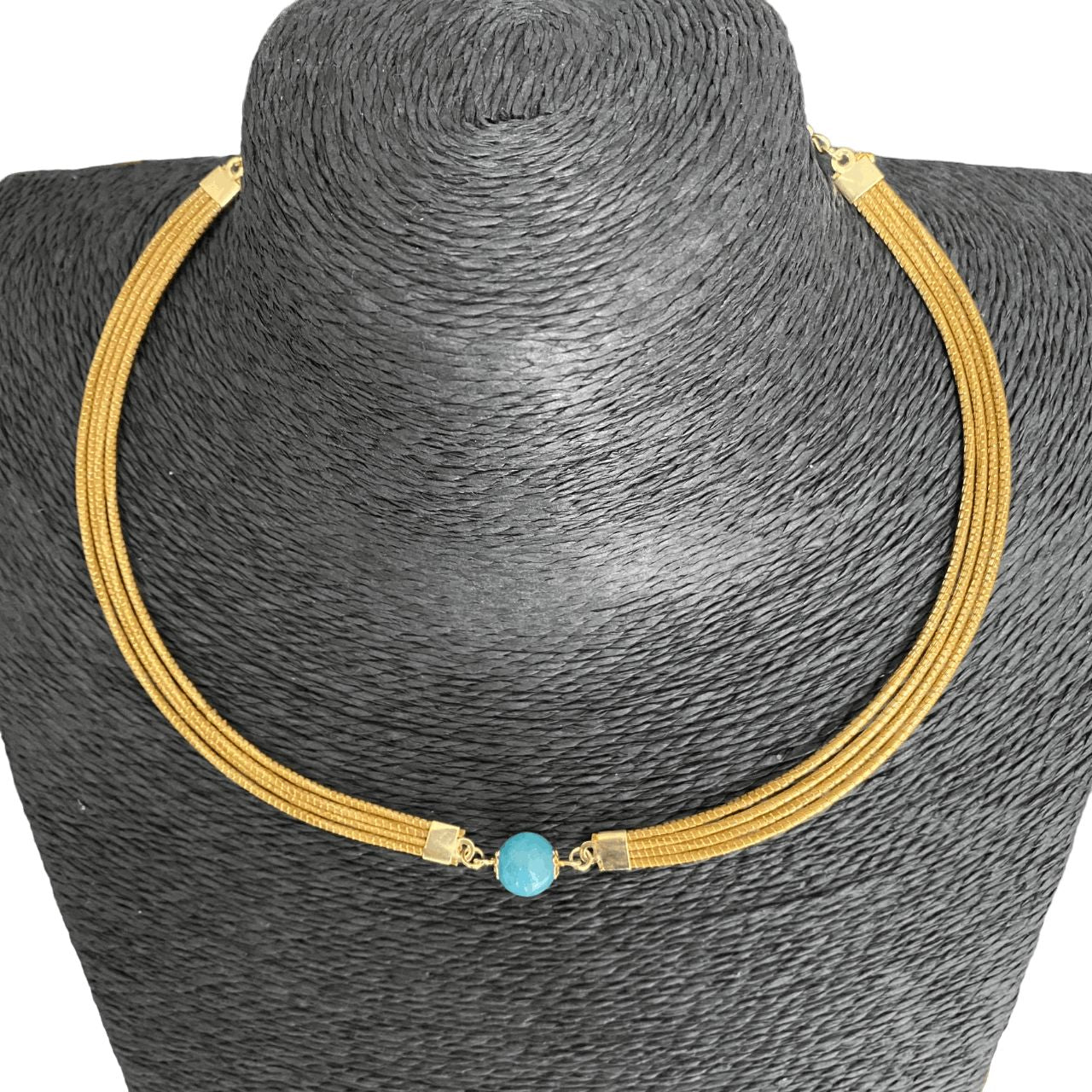 Collier Capim Dourado 4 lignes - pierre naturelle amazonite bleue Collier Artisan local travaillant le Capim Dourado dans l'état du Tocantins au centre-est du Brésil 