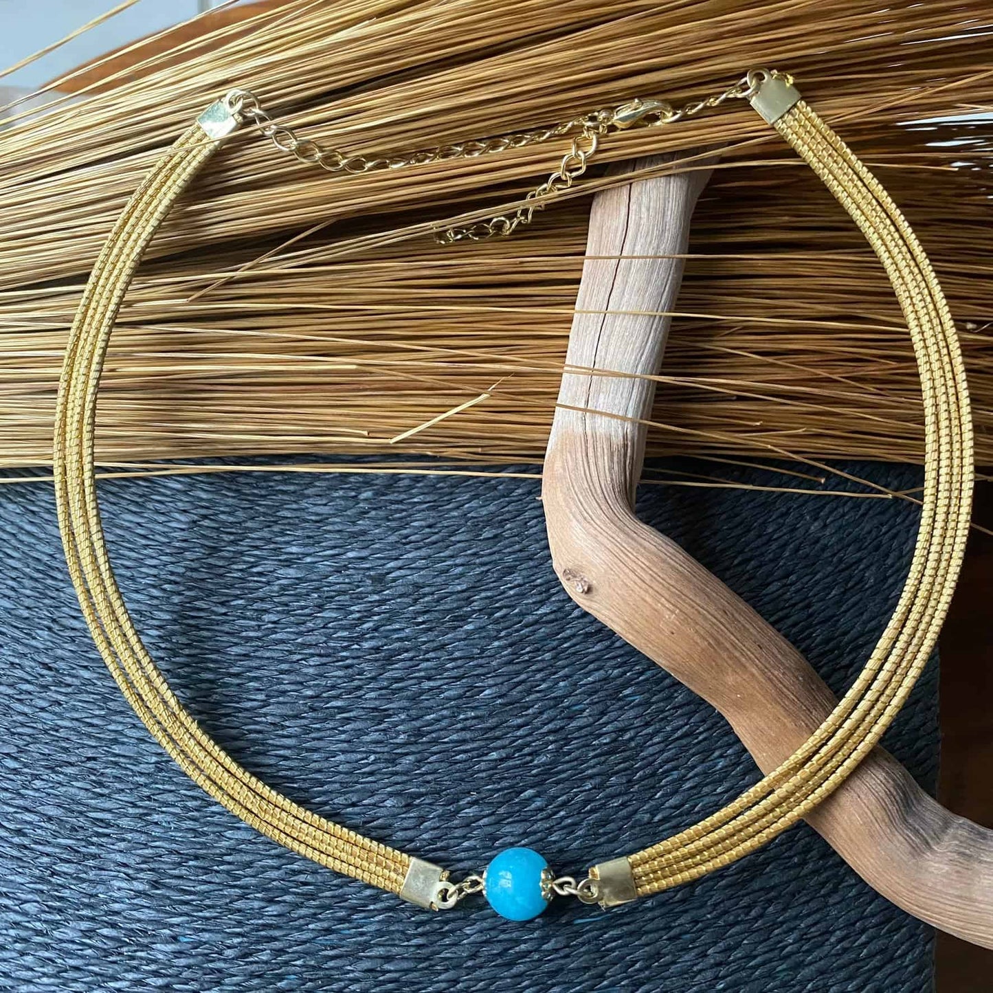 Collier Capim Dourado 4 lignes - pierre naturelle amazonite bleue Collier Artisan local travaillant le Capim Dourado dans l'état du Tocantins au centre-est du Brésil 