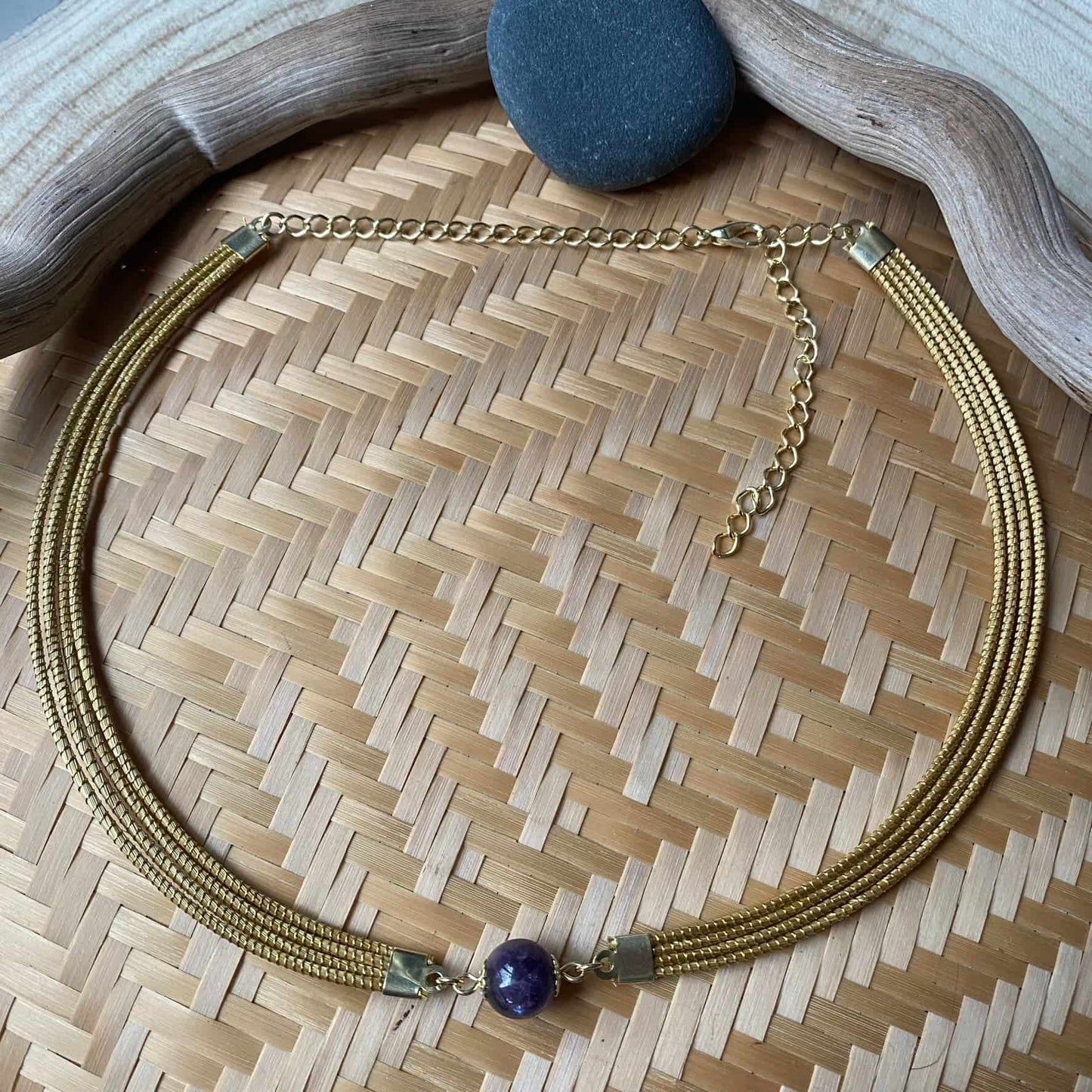 Collier Capim Dourado 4 lignes - pierre naturelle améthyste Collier Artisan local travaillant le Capim Dourado dans l'état du Tocantins au centre-est du Brésil 