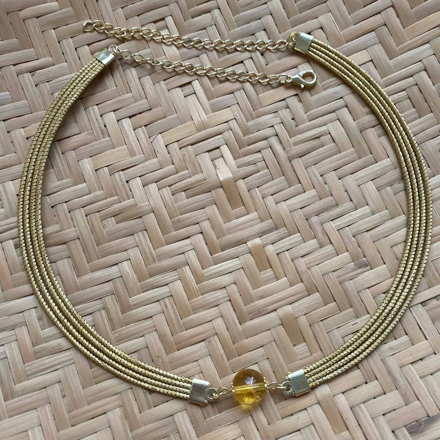 Collier Capim Dourado 4 lignes - pierre naturelle citrine Collier Artisan local travaillant le Capim Dourado dans l'état du Tocantins au centre-est du Brésil 