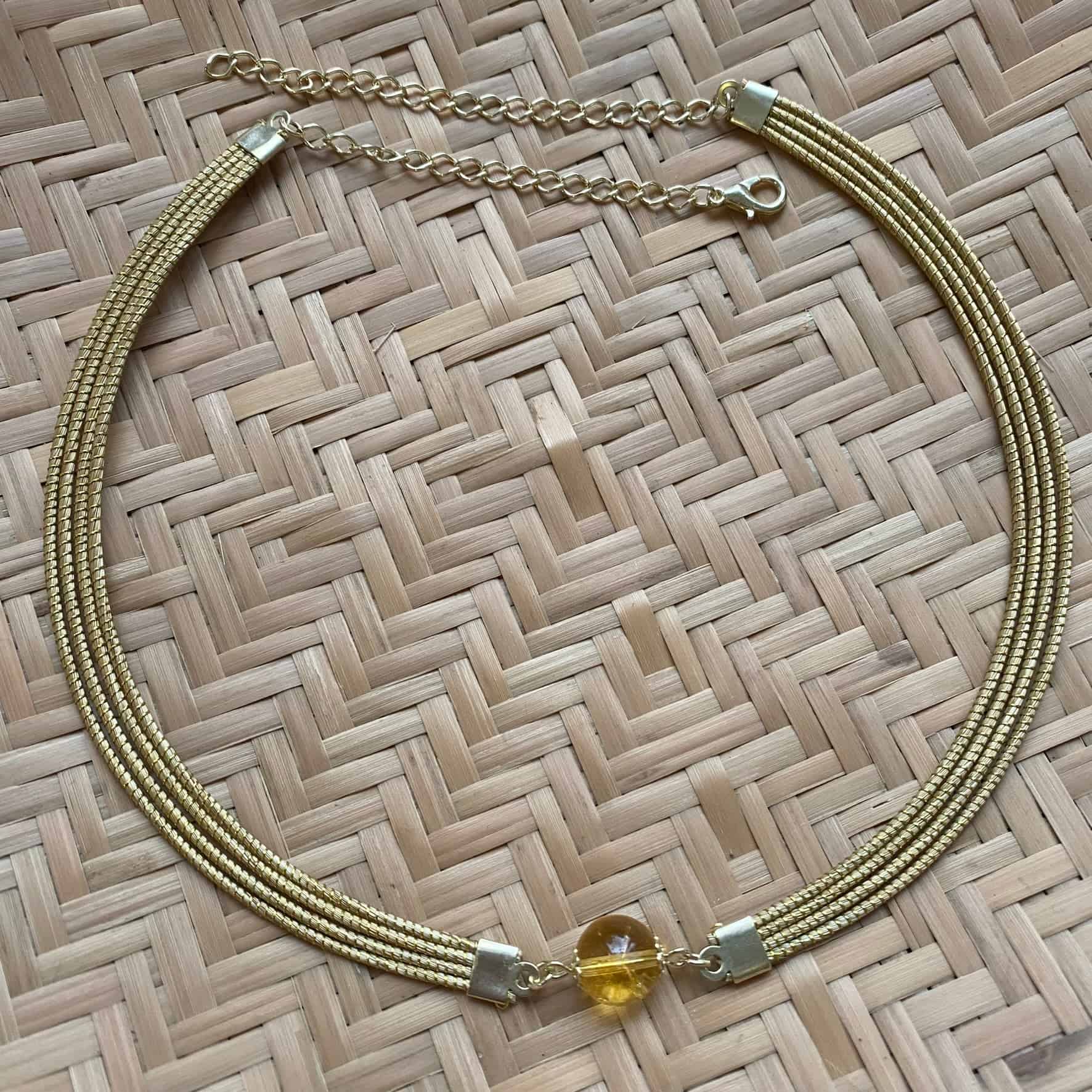 Collier Capim Dourado 4 lignes - pierre naturelle citrine Collier Artisan local travaillant le Capim Dourado dans l'état du Tocantins au centre-est du Brésil 