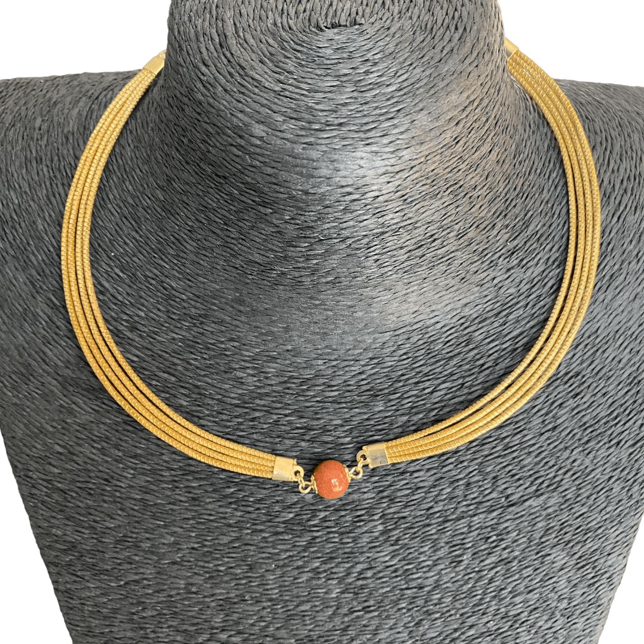 Collier Capim Dourado 4 lignes - pierre naturelle de soleil Collier Artisan local travaillant le Capim Dourado dans l'état du Tocantins au centre-est du Brésil 
