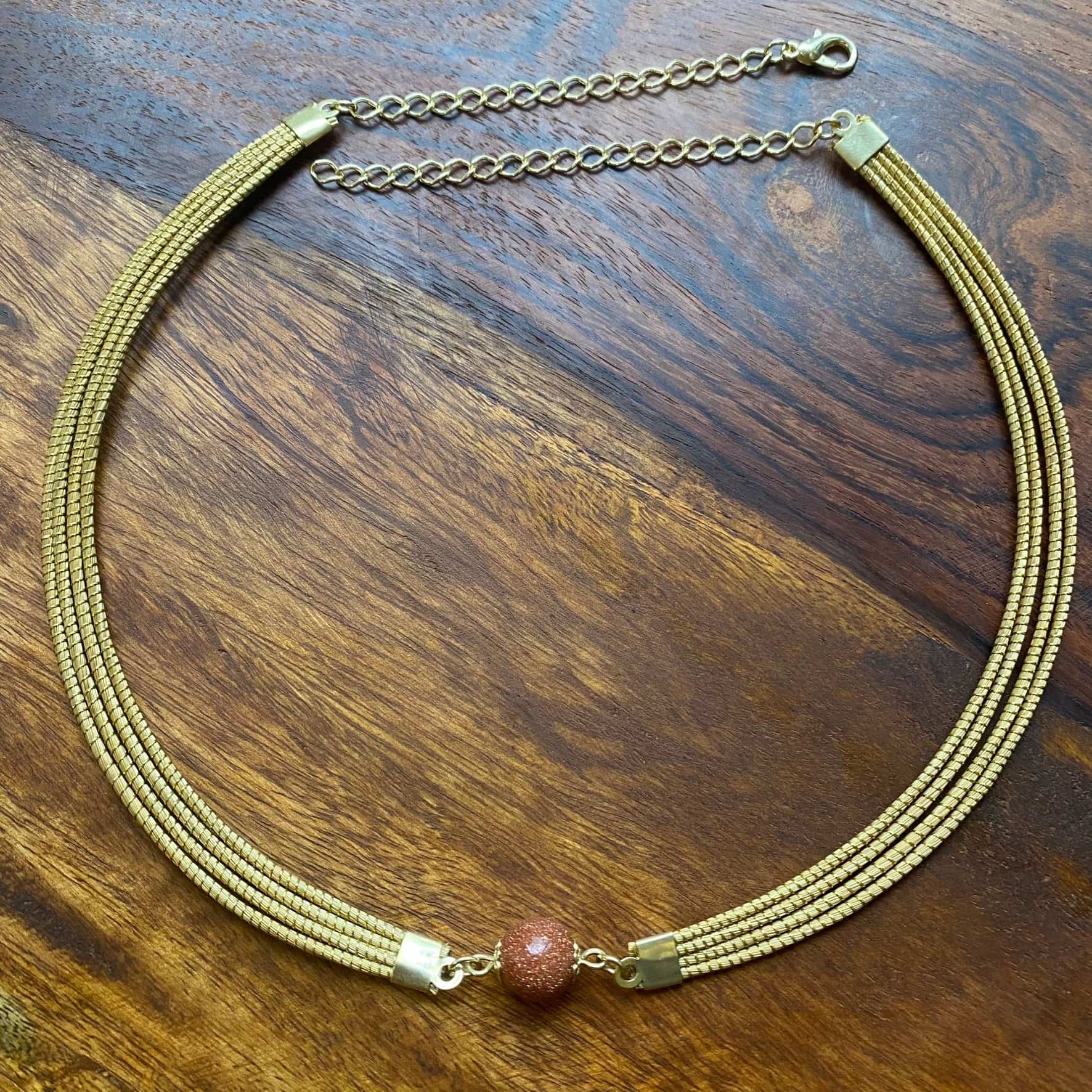Collier Capim Dourado 4 lignes - pierre naturelle de soleil Collier Artisan local travaillant le Capim Dourado dans l'état du Tocantins au centre-est du Brésil 