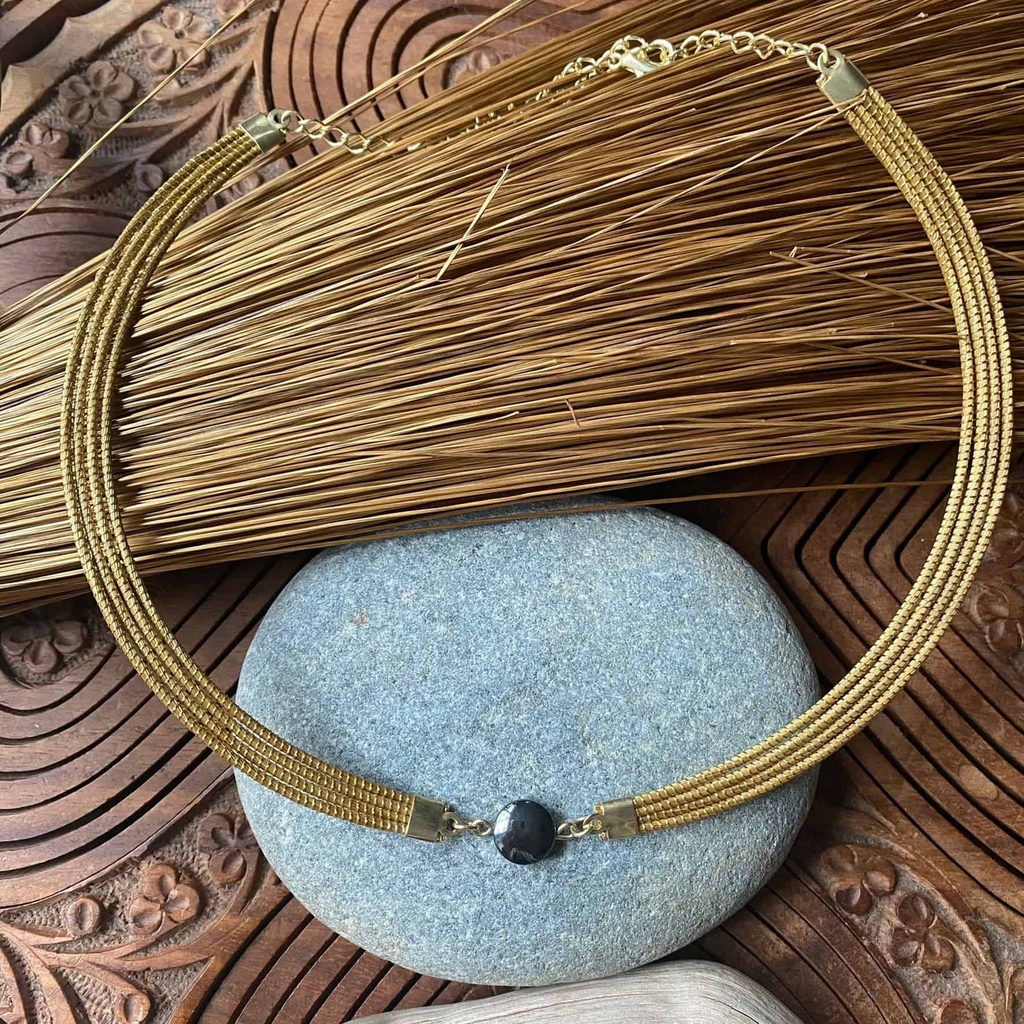 Collier Capim Dourado 4 lignes - pierre naturelle hématite Collier Artisan local travaillant le Capim Dourado dans l'état du Tocantins au centre-est du Brésil 