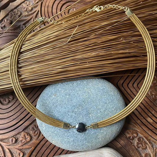 Collier Capim Dourado 4 lignes - pierre naturelle hématite Collier Artisan local travaillant le Capim Dourado dans l'état du Tocantins au centre-est du Brésil 