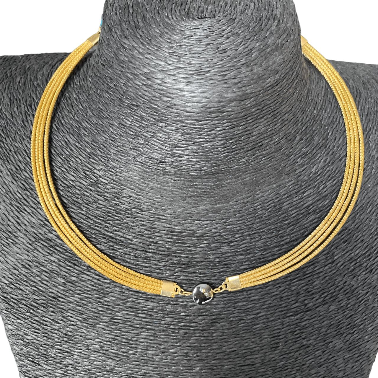 Collier Capim Dourado 4 lignes - pierre naturelle hématite Collier Artisan local travaillant le Capim Dourado dans l'état du Tocantins au centre-est du Brésil 