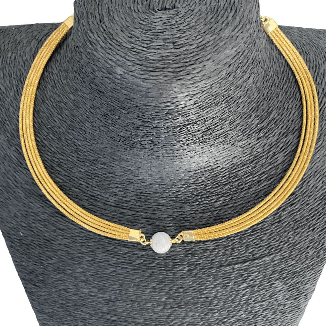 Collier Capim Dourado 4 lignes - pierre naturelle howlite Collier Artisan local travaillant le Capim Dourado dans l'état du Tocantins au centre-est du Brésil 
