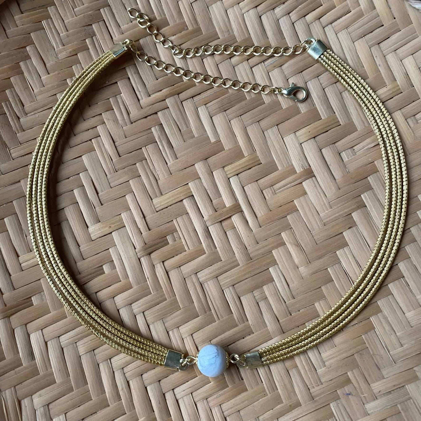 Collier Capim Dourado 4 lignes - pierre naturelle howlite Collier Artisan local travaillant le Capim Dourado dans l'état du Tocantins au centre-est du Brésil 