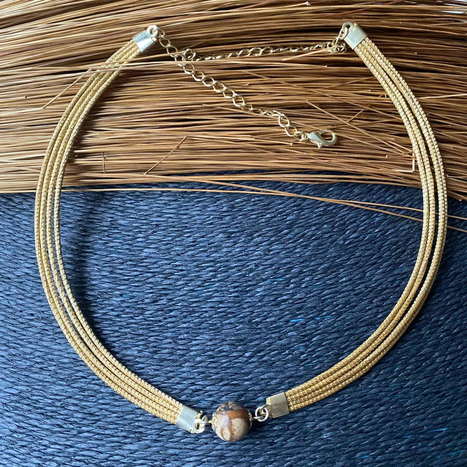 Collier Capim Dourado 4 lignes - pierre naturelle jaspe bois Collier Artisan local travaillant le Capim Dourado dans l'état du Tocantins au centre-est du Brésil 