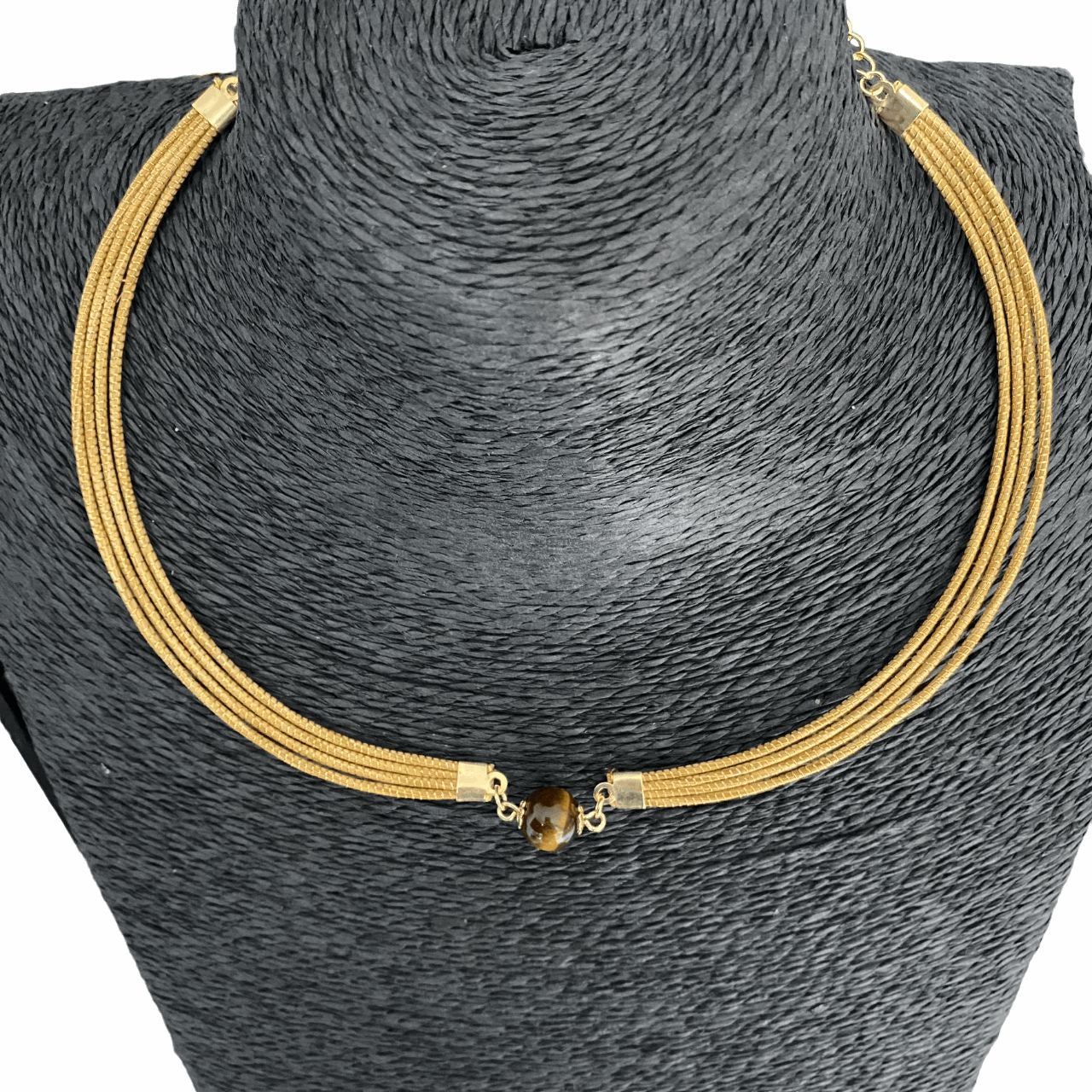 Collier Capim Dourado 4 lignes - pierre naturelle oeil de tigre Collier Artisan local travaillant le Capim Dourado dans l'état du Tocantins au centre-est du Brésil 