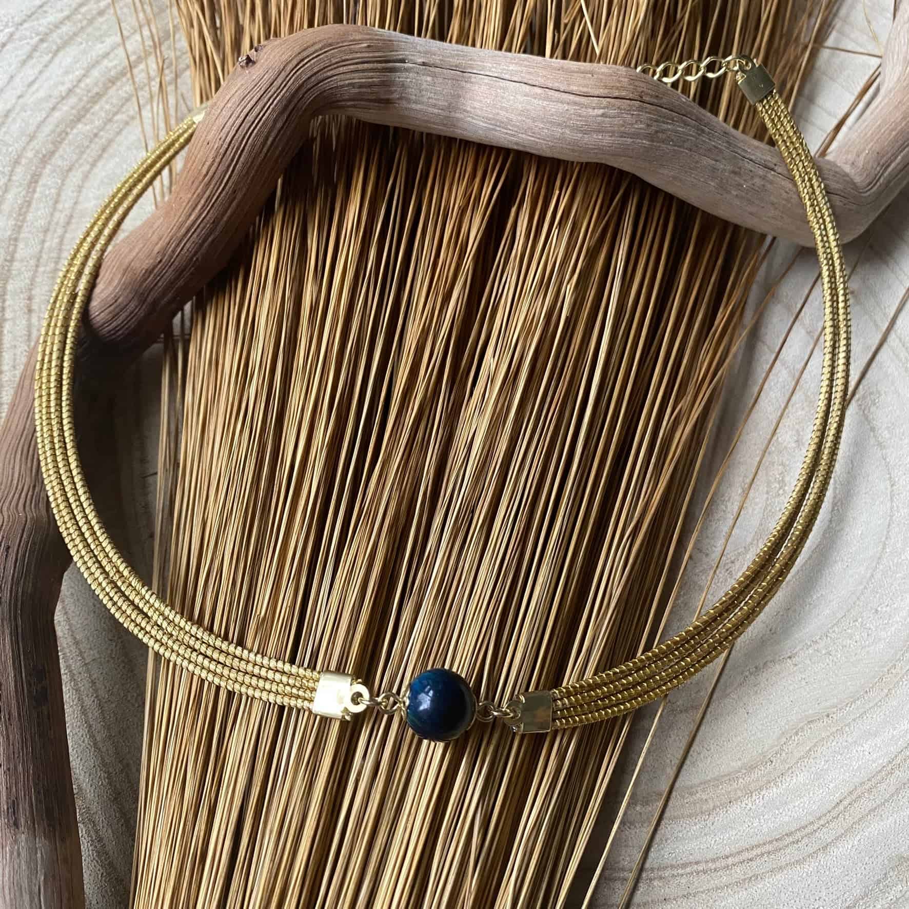 Collier Capim Dourado 4 lignes - pierre naturelle oeil de tigre bleu Collier Artisan local travaillant le Capim Dourado dans l'état du Tocantins au centre-est du Brésil 