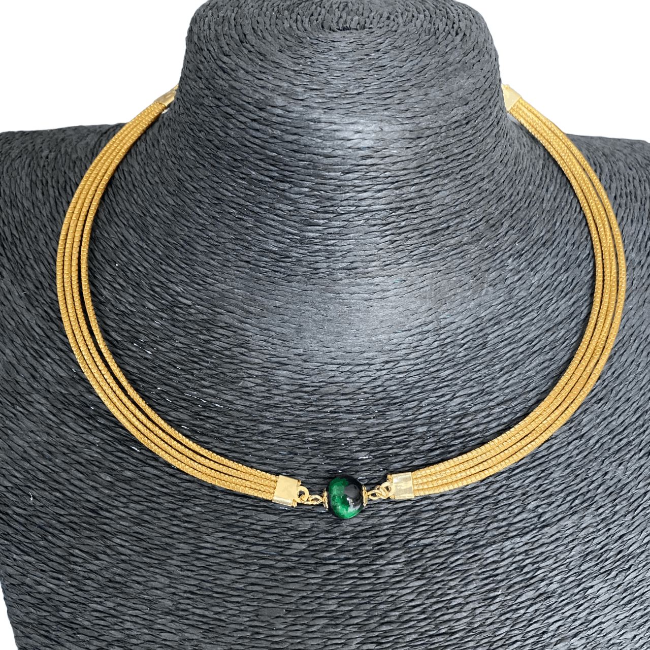Collier Capim Dourado 4 lignes - pierre naturelle oeil de tigre vert Collier Artisan local travaillant le Capim Dourado dans l'état du Tocantins au centre-est du Brésil 
