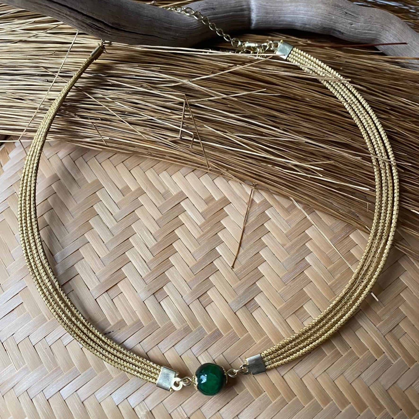 Collier Capim Dourado 4 lignes - pierre naturelle oeil de tigre vert Collier Artisan local travaillant le Capim Dourado dans l'état du Tocantins au centre-est du Brésil 