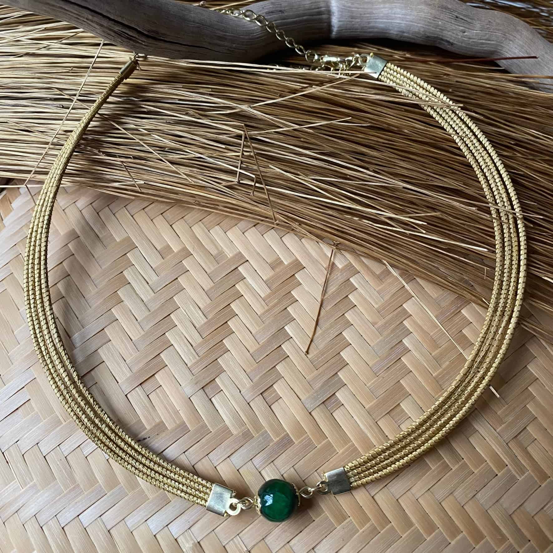 Collier Capim Dourado 4 lignes - pierre naturelle oeil de tigre vert Collier Artisan local travaillant le Capim Dourado dans l'état du Tocantins au centre-est du Brésil 