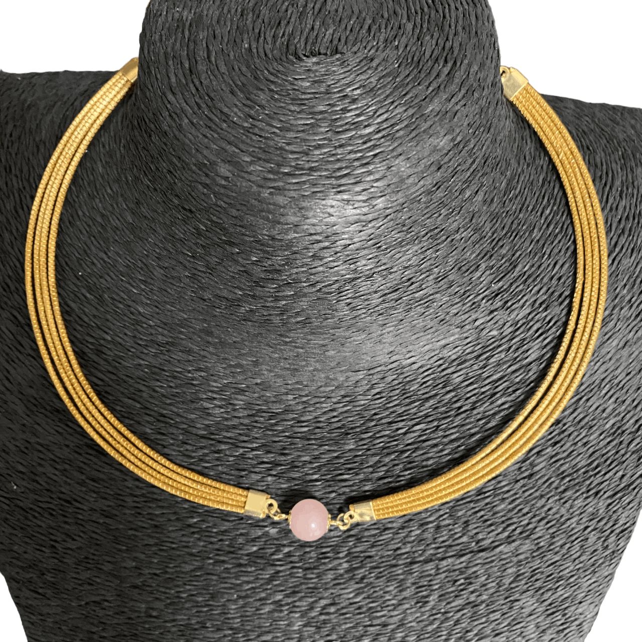 Collier Capim Dourado 4 lignes - pierre naturelle quartz rose Collier Artisan local travaillant le Capim Dourado dans l'état du Tocantins au centre-est du Brésil 