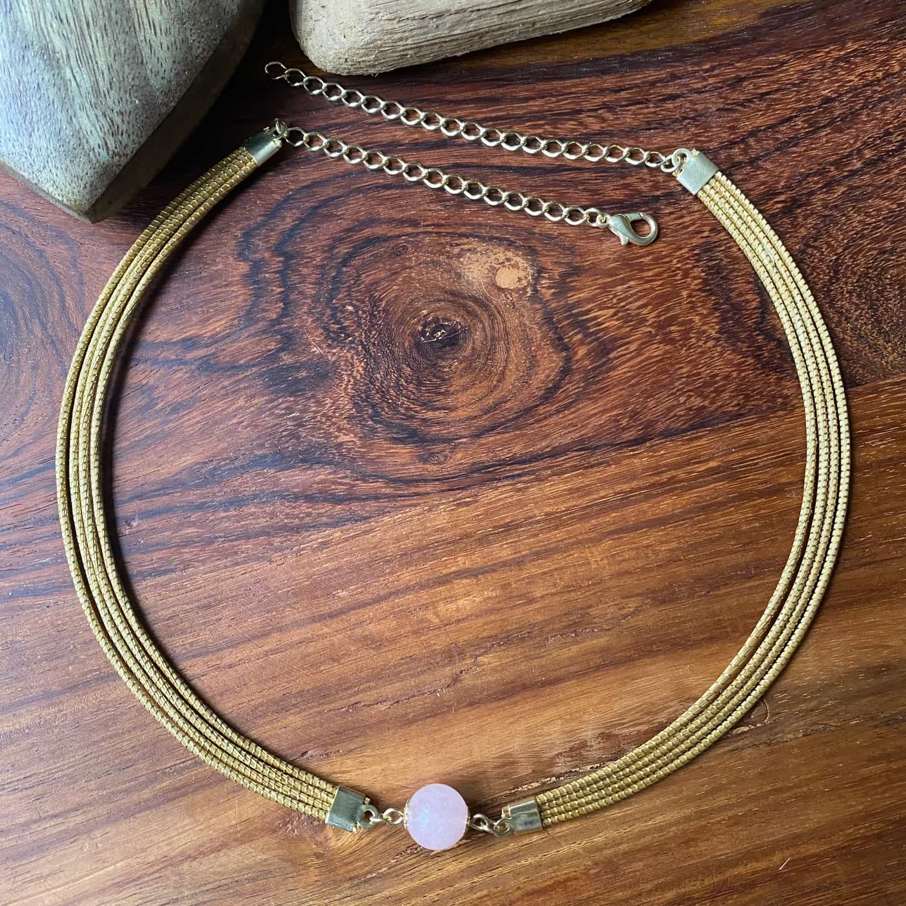 Collier Capim Dourado 4 lignes - pierre naturelle quartz rose Collier Artisan local travaillant le Capim Dourado dans l'état du Tocantins au centre-est du Brésil 