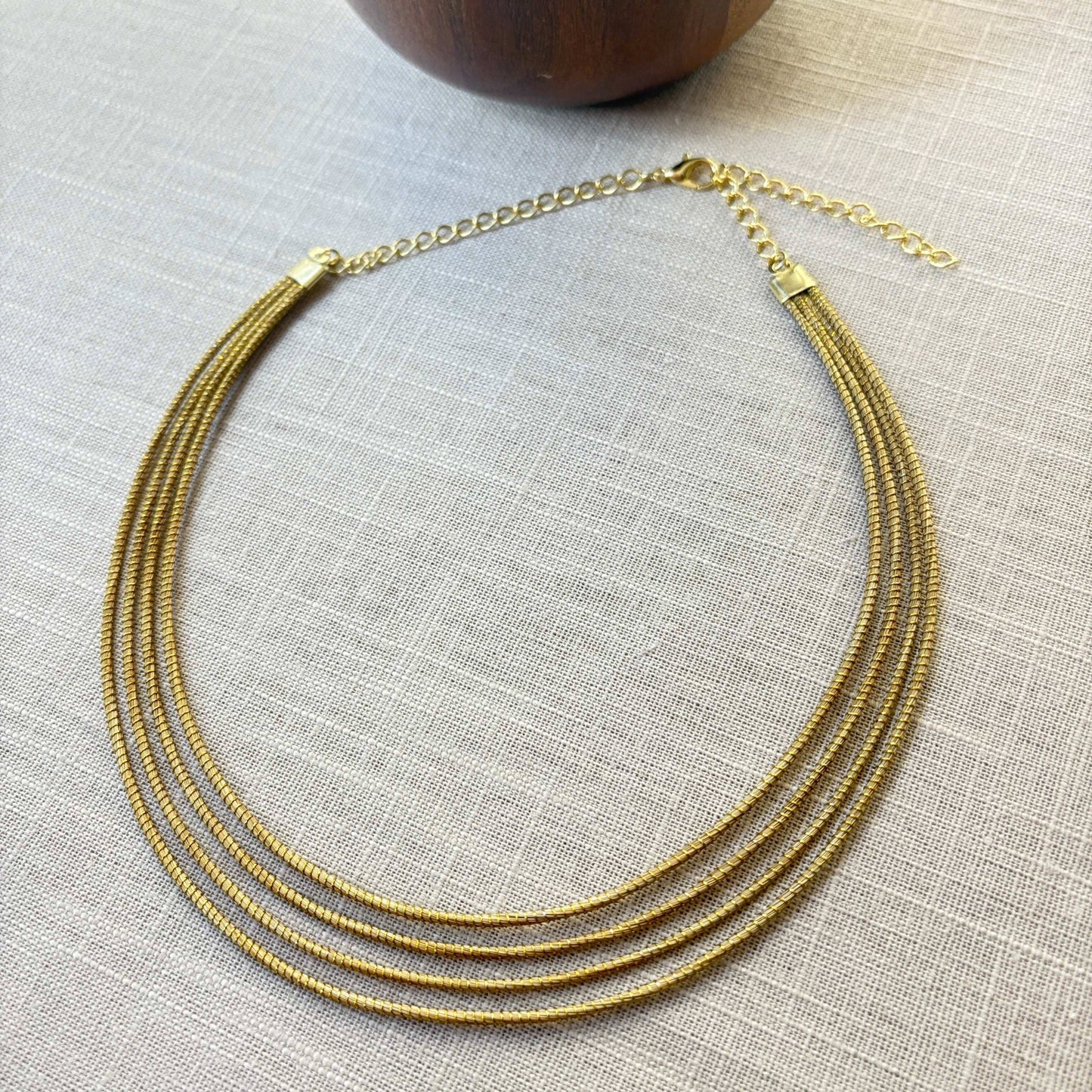 Collier Capim Dourado 4 lignes ras de cou Collier Artisan local travaillant le Capim Dourado dans l'état du Tocantins au centre-est du Brésil 