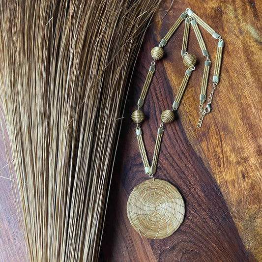 Collier Capim Dourado 4 perles et mandala Collier Artisan local travaillant le Capim Dourado dans l'état du Tocantins au centre-est du Brésil 