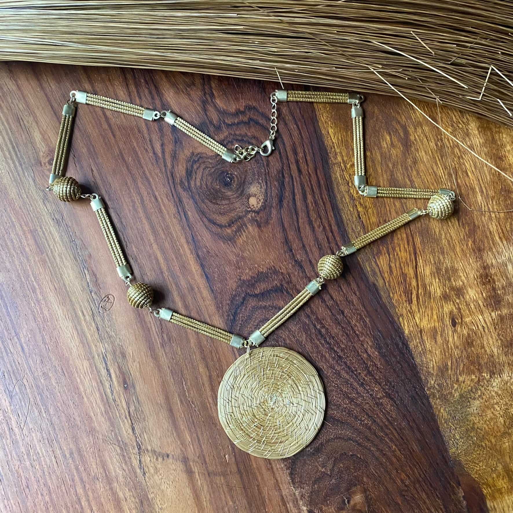 Collier Capim Dourado 4 perles et mandala Collier Artisan local travaillant le Capim Dourado dans l'état du Tocantins au centre-est du Brésil 