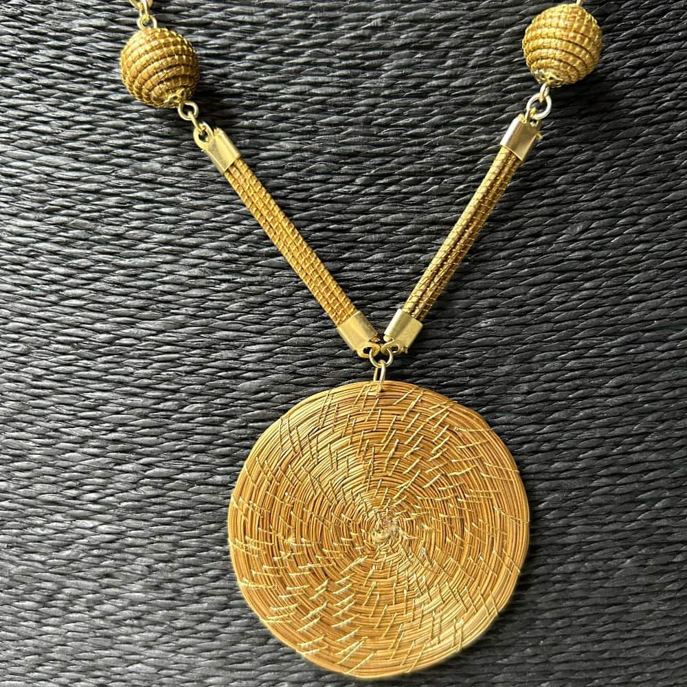 Collier Capim Dourado 4 perles et mandala Collier Artisan local travaillant le Capim Dourado dans l'état du Tocantins au centre-est du Brésil 