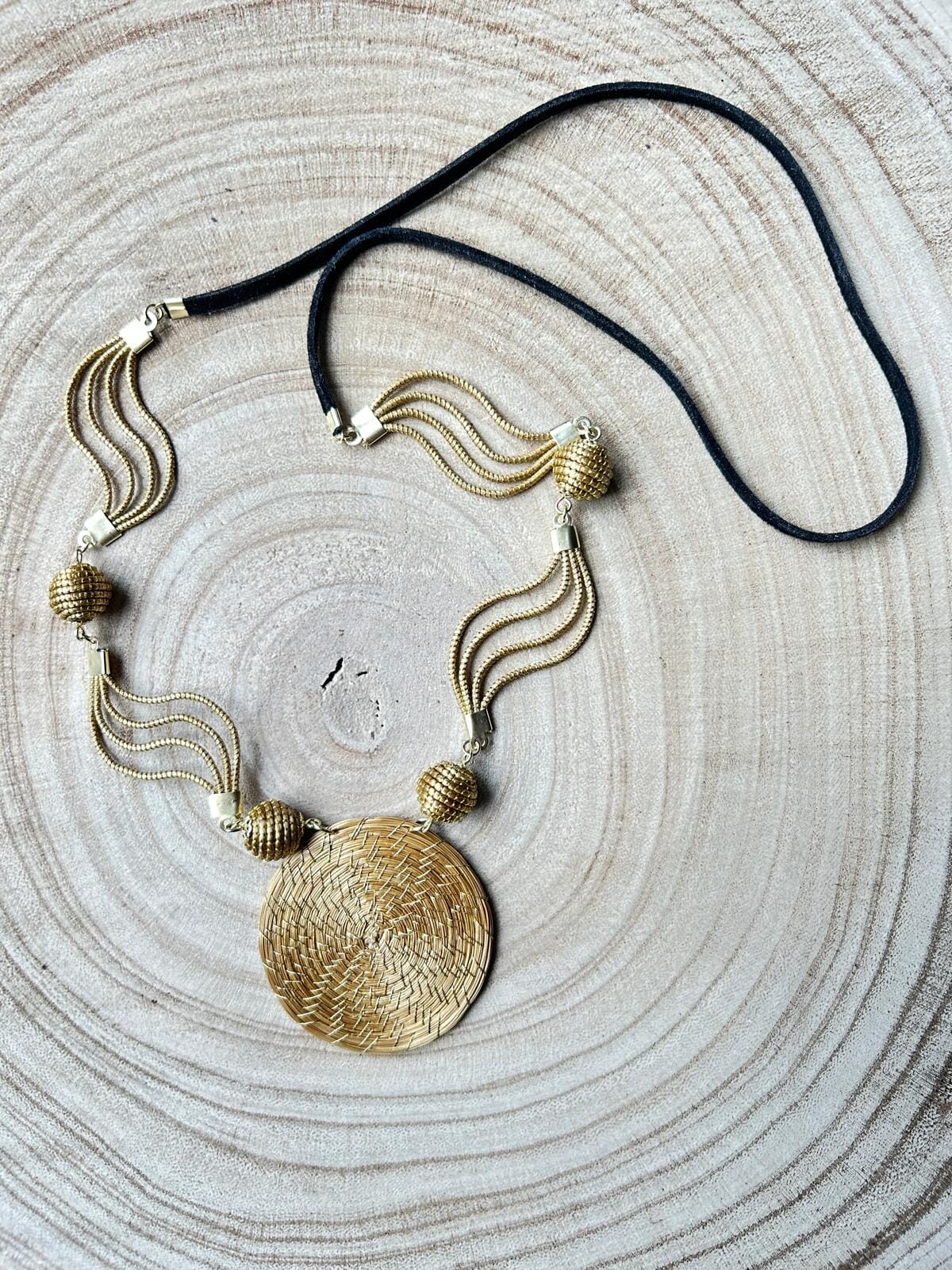 Collier Capim Dourado 4 perles et mandala - cordon suédine Collier Artisan local travaillant le Capim Dourado dans l'état du Tocantins au centre-est du Brésil 