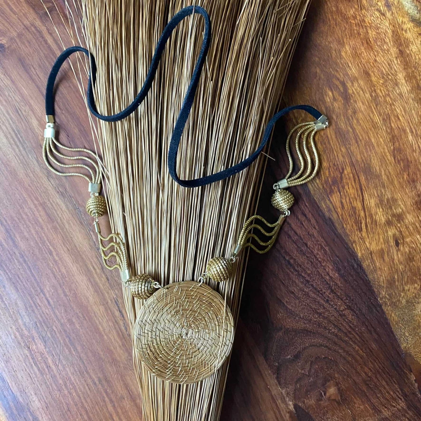 Collier Capim Dourado 4 perles et mandala - cordon suédine Collier Artisan local travaillant le Capim Dourado dans l'état du Tocantins au centre-est du Brésil 