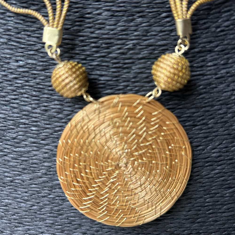 Collier Capim Dourado 4 perles et mandala - cordon suédine Collier Artisan local travaillant le Capim Dourado dans l'état du Tocantins au centre-est du Brésil 