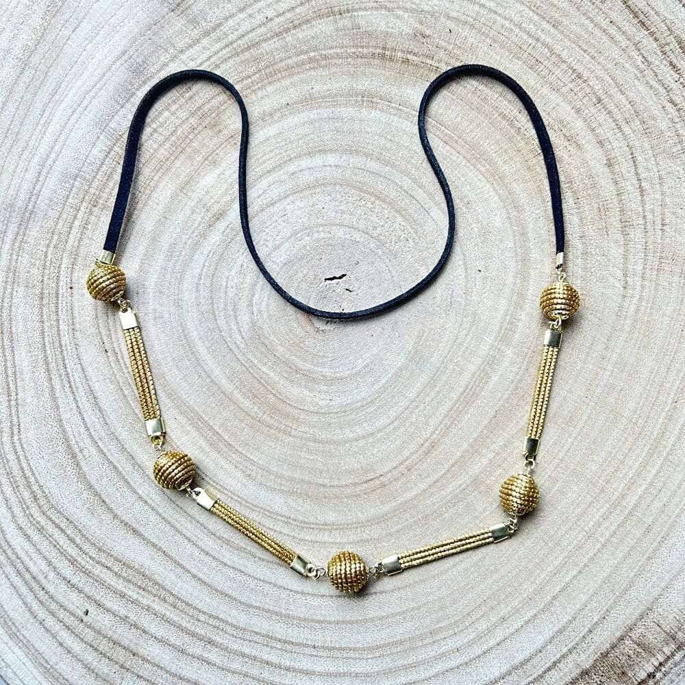 Collier Capim Dourado perles - cordon suédine Collier Artisan local travaillant le Capim Dourado dans l'état du Tocantins au centre-est du Brésil 