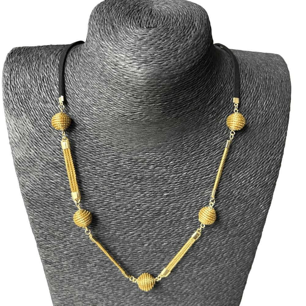 Collier Capim Dourado perles - cordon suédine Collier Artisan local travaillant le Capim Dourado dans l'état du Tocantins au centre-est du Brésil 