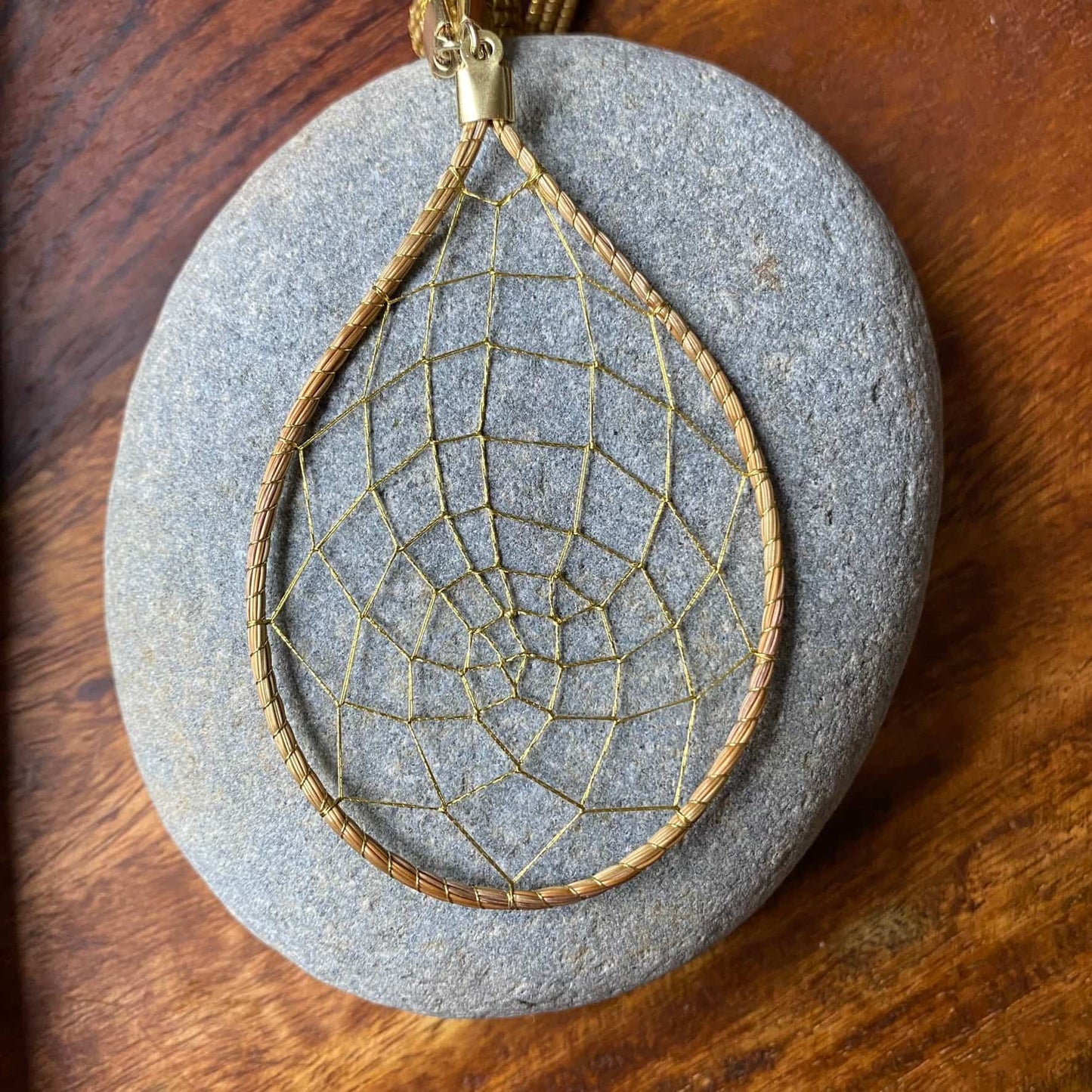 Collier Capim Dourado perles et pendentif attrape-rêves Collier Artisan local travaillant le Capim Dourado dans l'état du Tocantins au centre-est du Brésil 