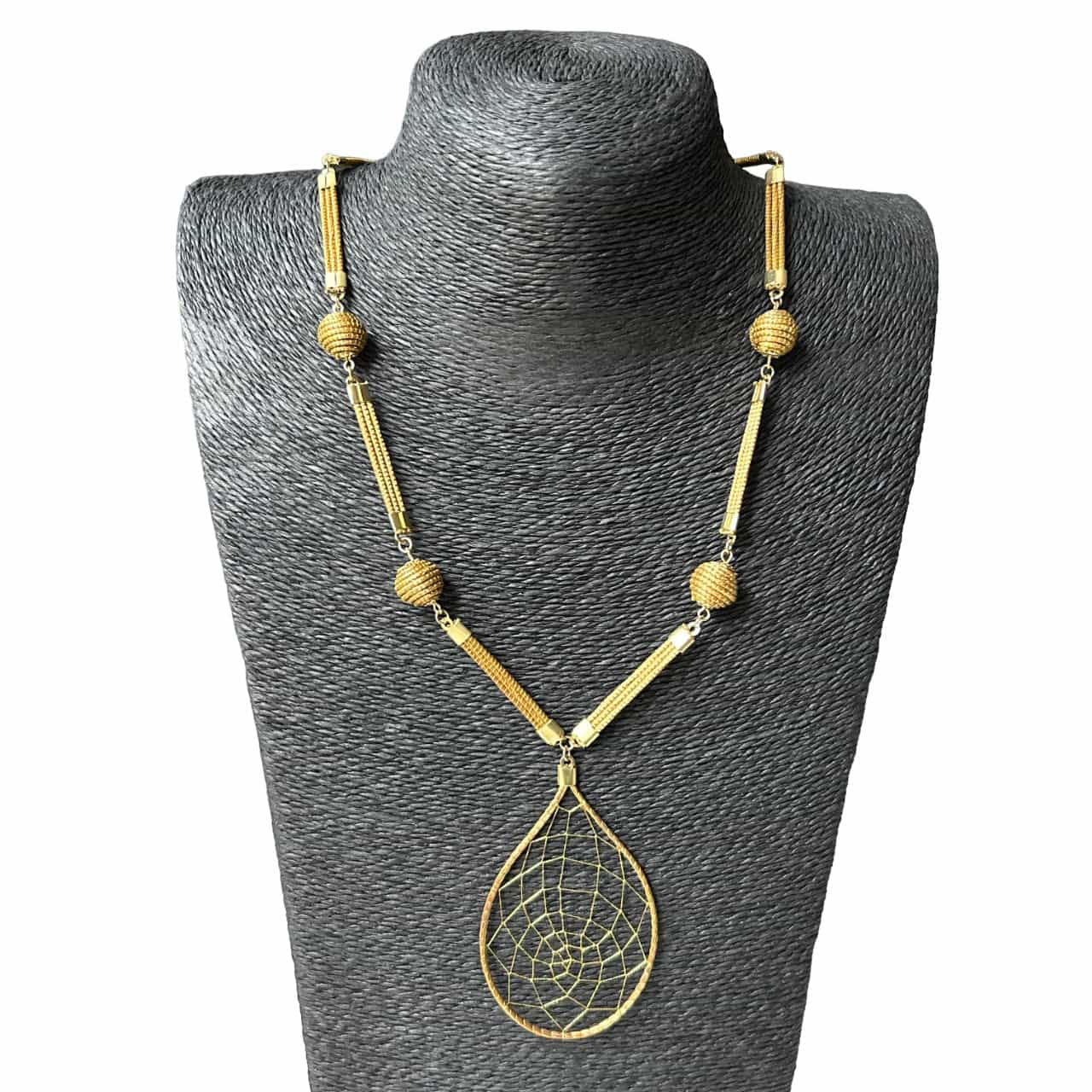 Collier Capim Dourado perles et pendentif attrape-rêves Collier Artisan local travaillant le Capim Dourado dans l'état du Tocantins au centre-est du Brésil 
