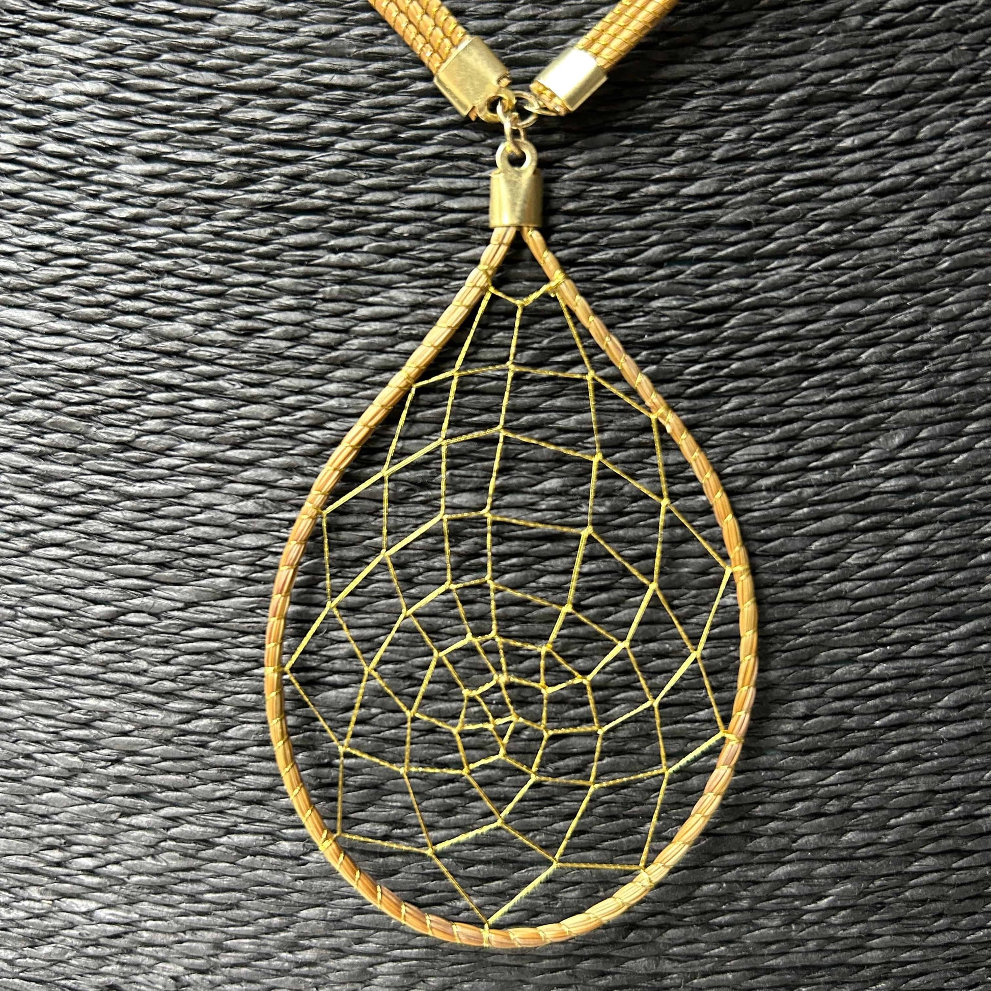 Collier Capim Dourado perles et pendentif attrape-rêves Collier Artisan local travaillant le Capim Dourado dans l'état du Tocantins au centre-est du Brésil 