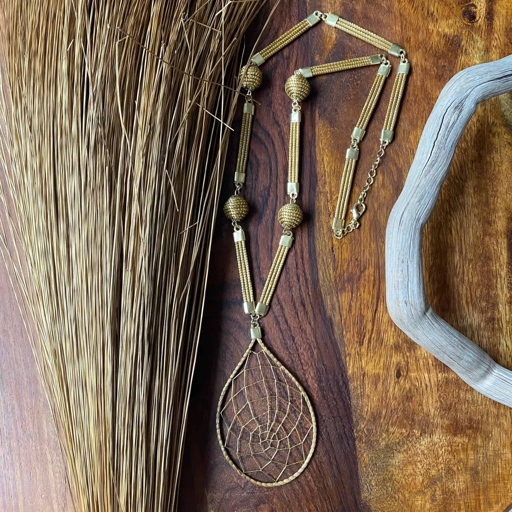 Collier Capim Dourado perles et pendentif attrape-rêves Collier Artisan local travaillant le Capim Dourado dans l'état du Tocantins au centre-est du Brésil 