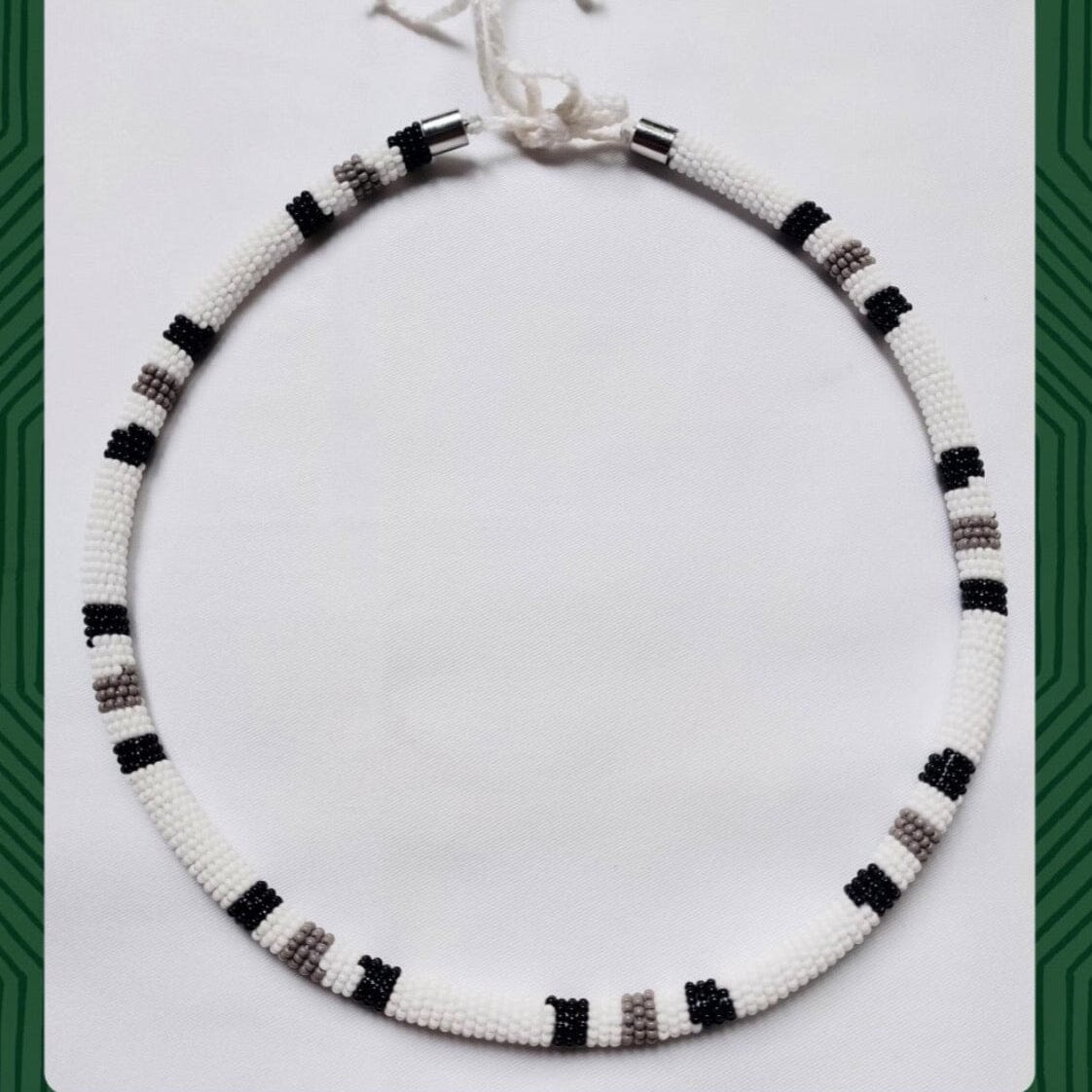 Collier corail en perles de verre (Miçanga) - blanc noir gris - Ethnie Borari Collier Ethnie Borari, localisée dans l'état du Pará dans le Nord du Brésil. 