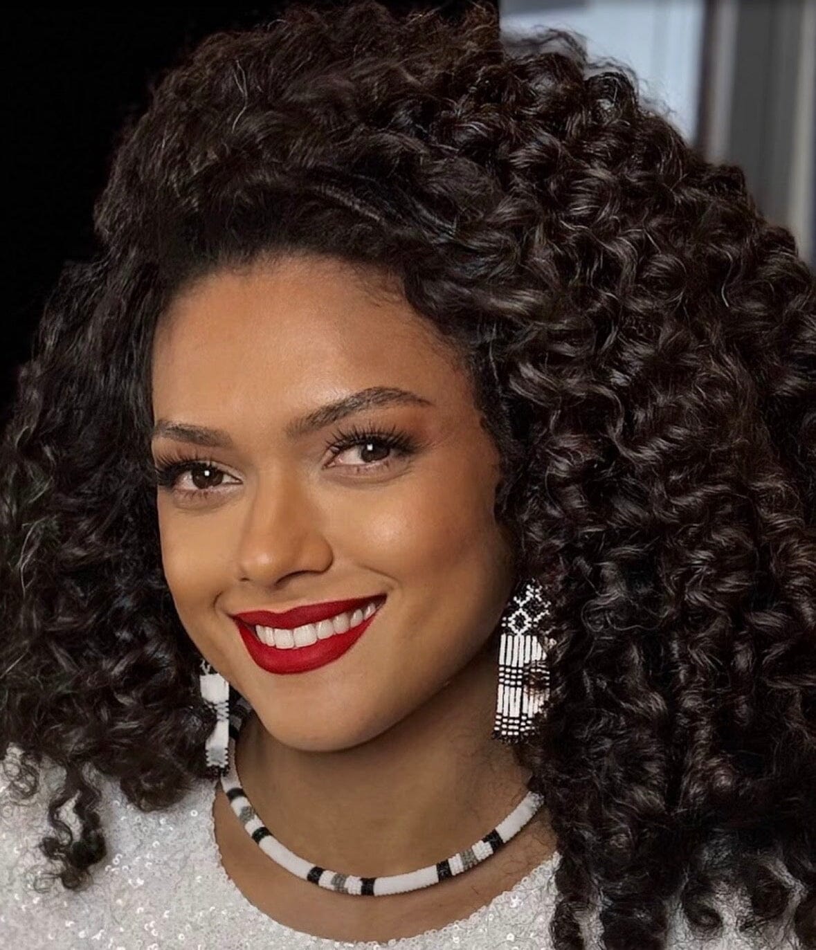 Collier corail en perles de verre (Miçanga) - blanc noir gris - Ethnie Borari Collier Ethnie Borari, localisée dans l'état du Pará dans le Nord du Brésil. 