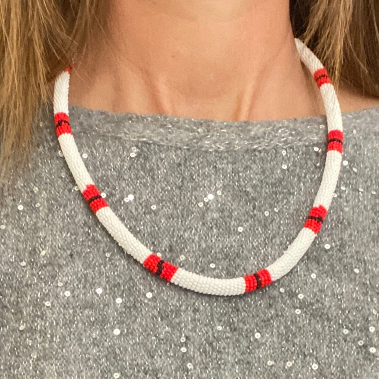 Collier corail en perles de verre (Miçanga) - blanc rouge noir - Ethnie Borari Collier Ethnie Borari, localisée dans l'état du Pará dans le Nord du Brésil. 